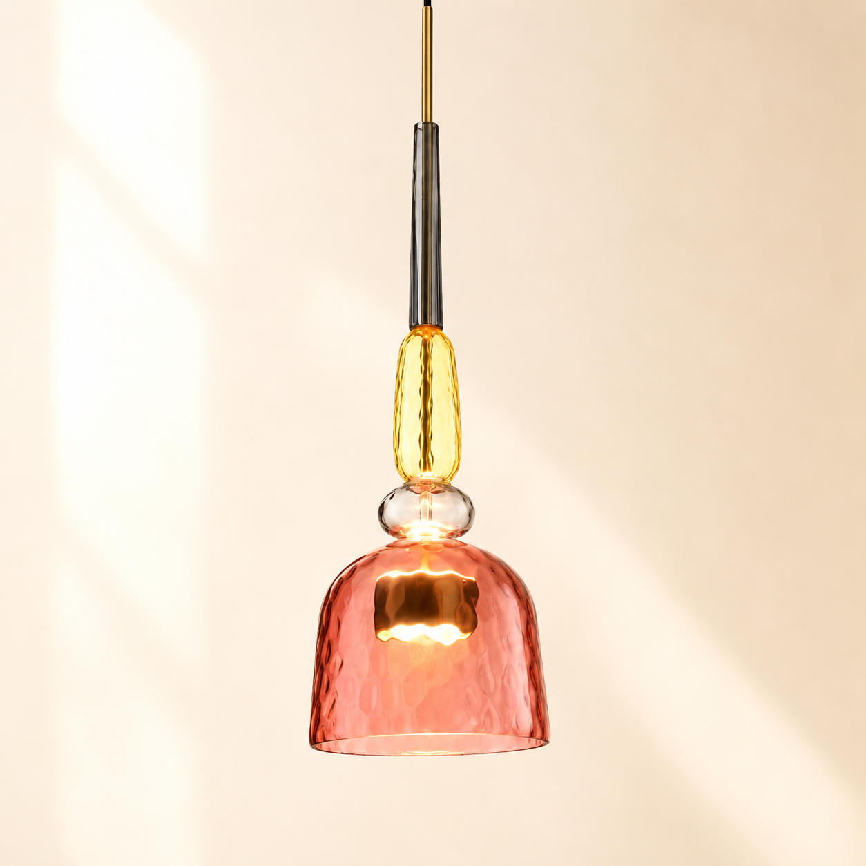 Suspension design Milo en verre coloré rouge et texturé avec finition dorée, style rétro vintage