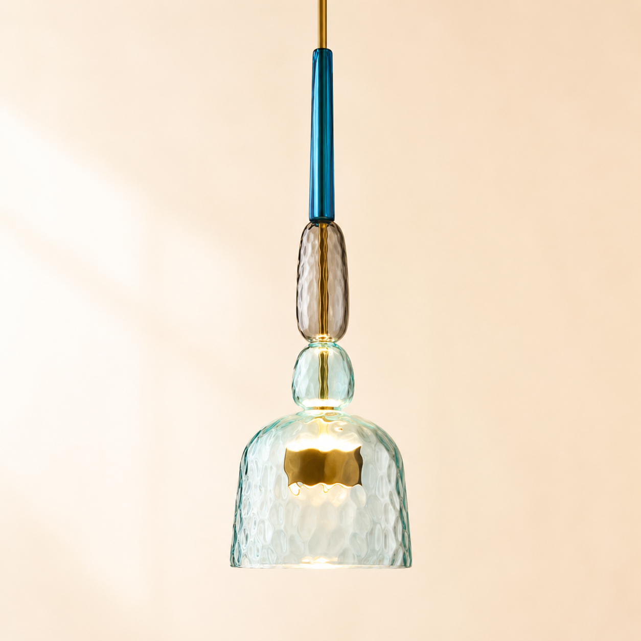 Suspension design Milo en verre coloré bleu et texturé avec finition dorée, style rétro vintage 