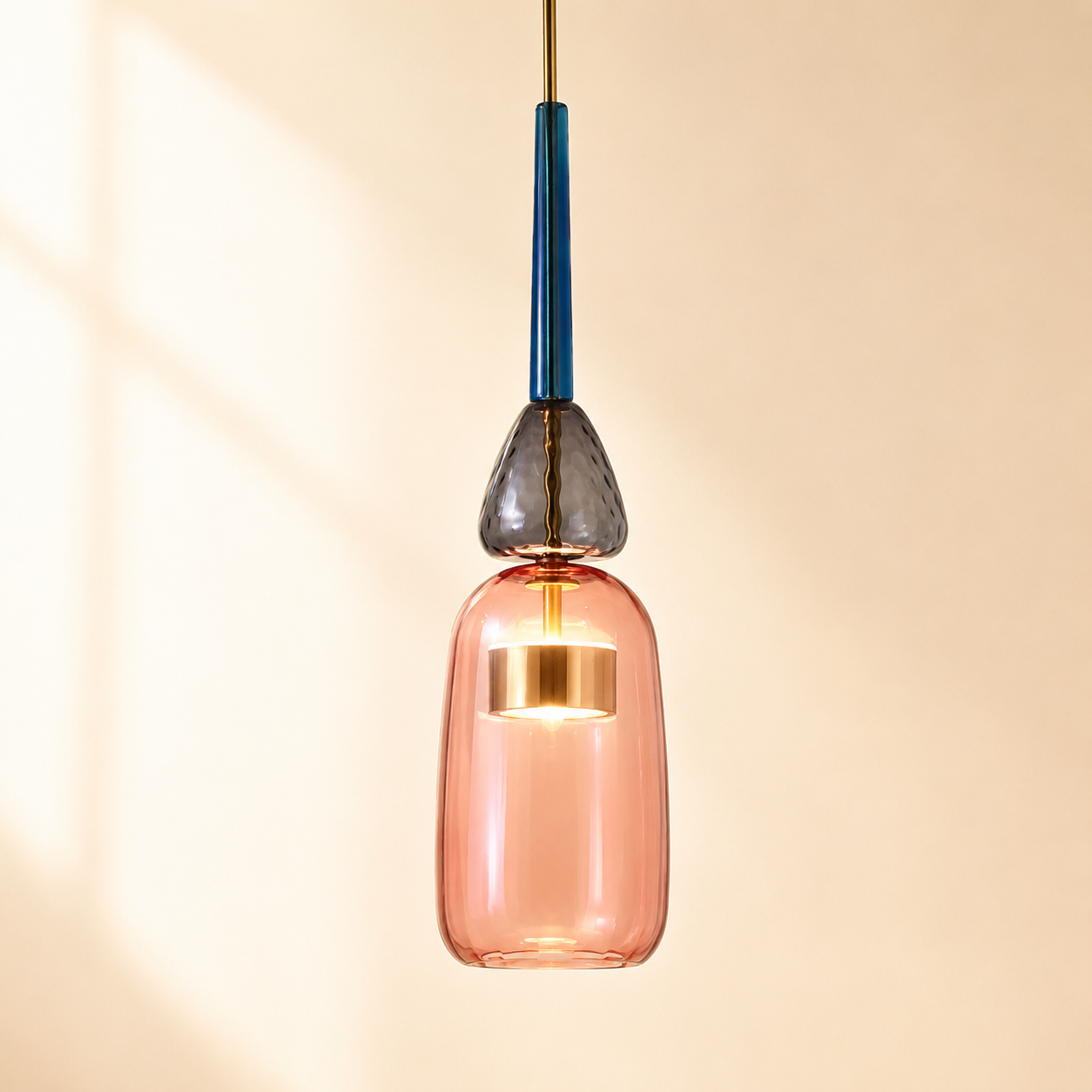 Suspension design Milo en verre coloré saumon et texturé avec finition dorée, style rétro vintage 