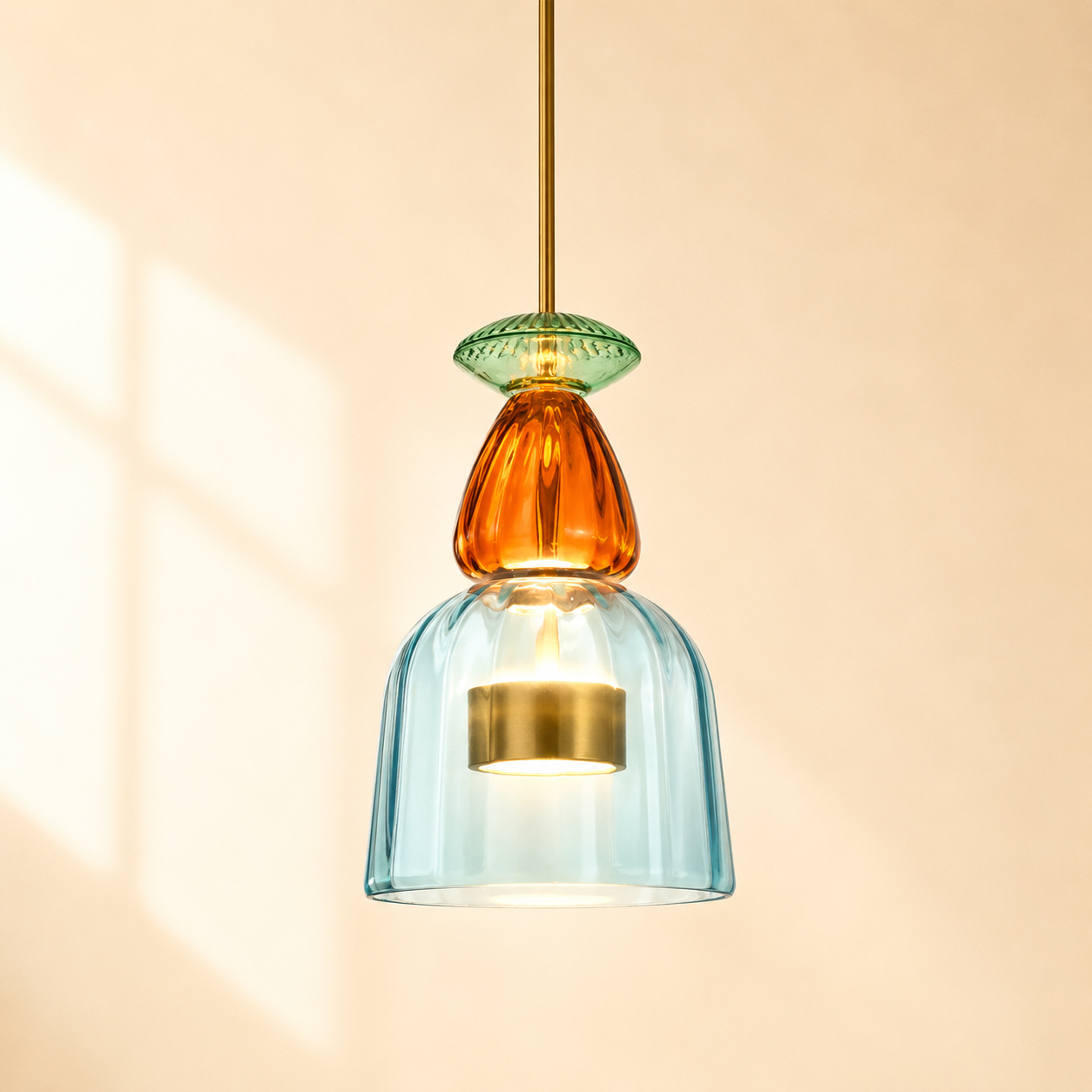 Suspension design Milo en verre coloré bleu, orange et texturé avec finition dorée, style rétro vintage 